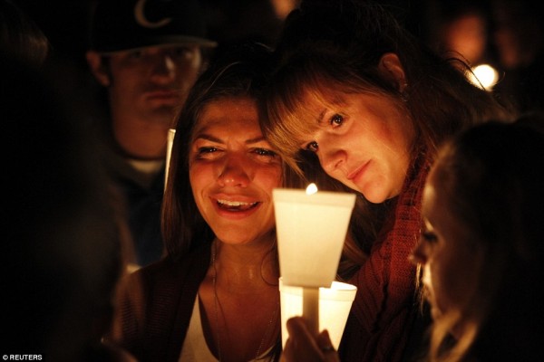 Люди зажигают свечи через несколько часов после Орегонской трагедии. Фото Reuters